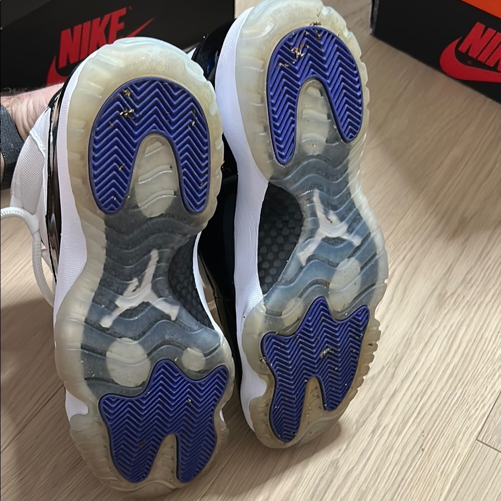 Air Jordan 11 Retro (2018) Black and White Sneakers with box - Picture 5 of 7